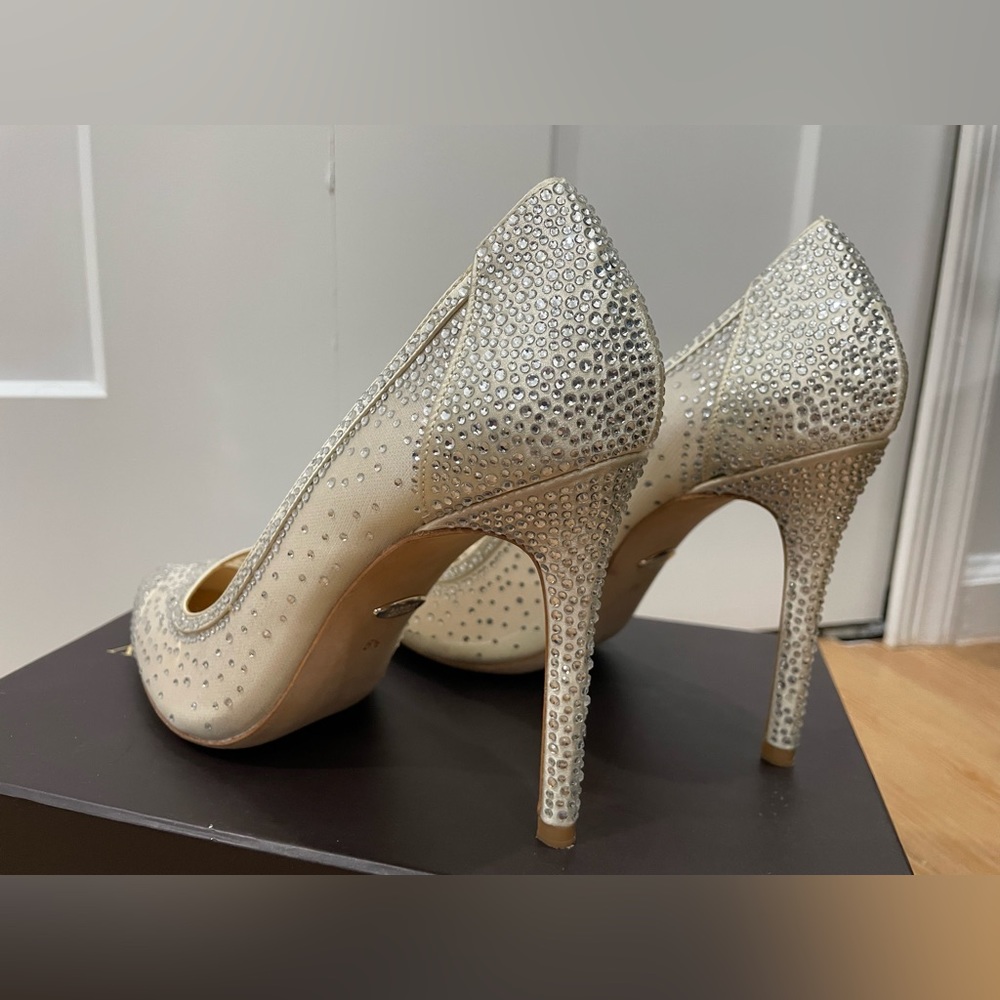 BADGLEY MISCHKA Weslee Pointed Toe Pump Heels Ivory Satin 8.5 - Picture 6 of 11